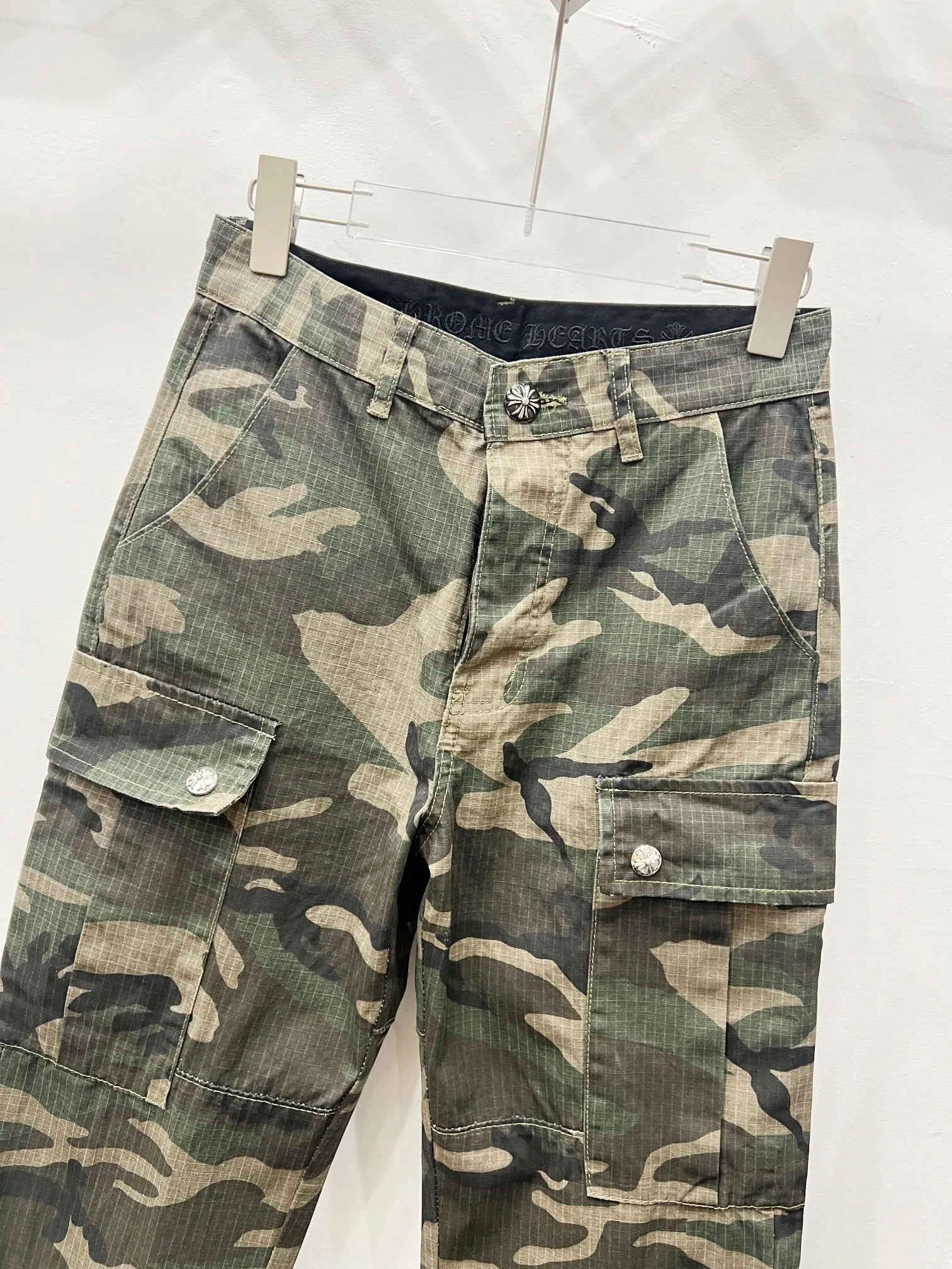 P260 Style No.: (r006) Chrome Hearts & Chrome Hearts new silver camouflage three-dimensional pocket overalls, original custom fabrics, the same high-end simple and loose version as the Internet celebrity star, with multiple embroidered letter LOGO designs, very high-end and stylish! The fabric feels very comfortable, a super versatile and good-looking overalls Size: 28-30-32-34-36 Color: Camouflage